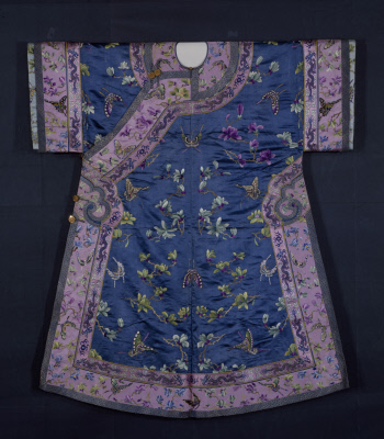 图片[1]-Moon Color Satin Embroidered Magnolia Flying Butterfly Pattern Cloak-China Archive